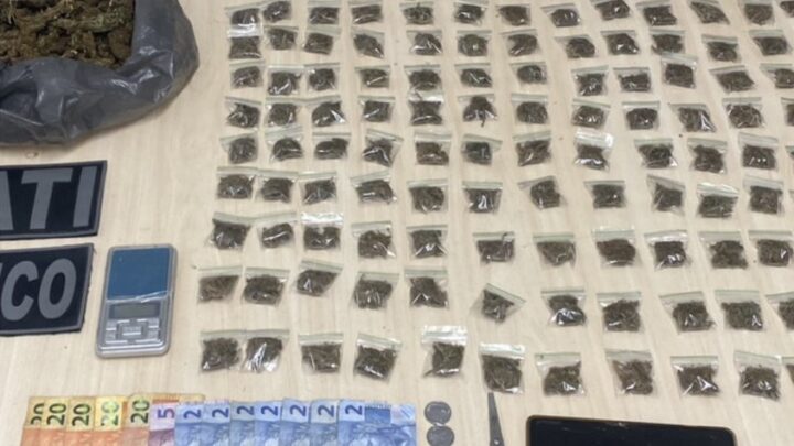 PM faz revista em clientes de bar e apreende drogas