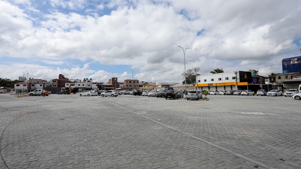 Prefeito Rodrigo Pinheiro entrega estacionamento para feirantes e praça de fogueteiros