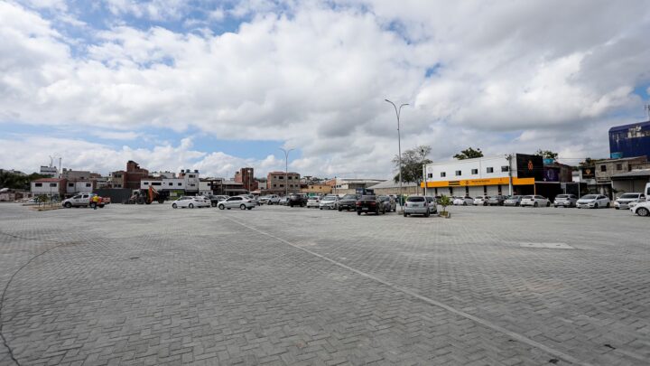 Prefeito Rodrigo Pinheiro entrega estacionamento para feirantes e praça de fogueteiros