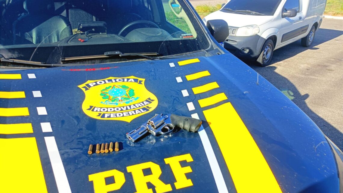 PRF recupera veículo roubado e dá voz de prisão ao condutor em São Caitano