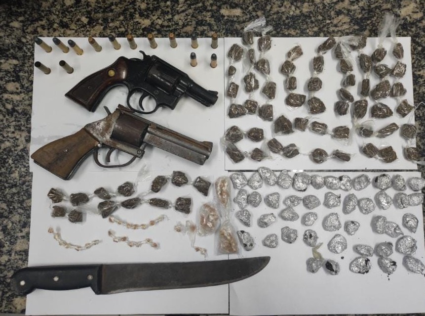PM prende suspeitos de tráfico de drogas e porte ilegal de arma de fogo PM prende suspeitos de tráfico de drogas e porte ilegal de arma de fogo