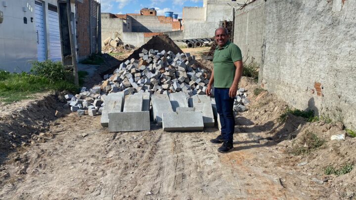 Vereador Edmilson do Salgado visita obra de calçamento na rua Camilo Cavalcante