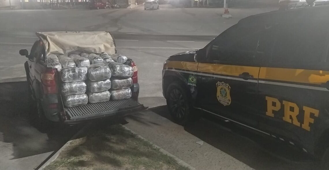 PRF apreende e 162 Kg de maconha na BR 232 PRF apreende e 162 Kg de maconha na BR 232