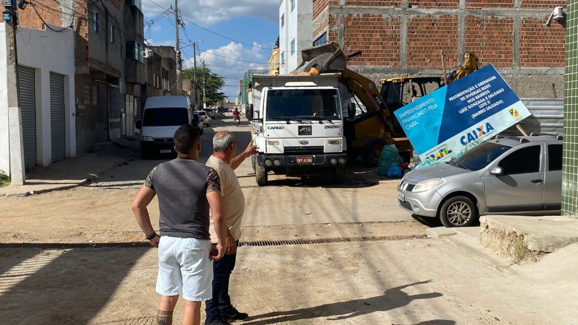 Vereador Edmilson do Salgado celebra entrega do calçamento na rua Esdras Farias Vereador Edmilson do Salgado celebra entrega do calçamento na rua Esdras Farias