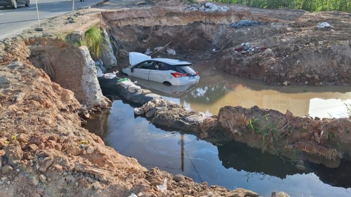 Mulher morre após carro cair em canal na BR 232