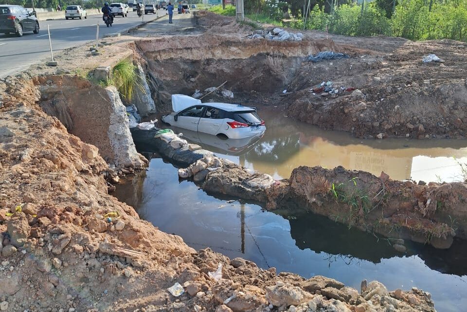 Mulher morre após carro cair em canal na BR 232
