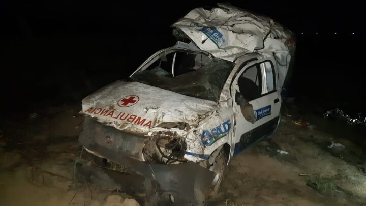 Paciente morre em capotamento de ambulância na BR 232