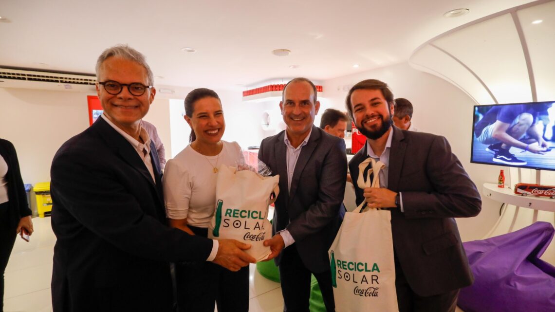 Com apoio do Governo do Estado, indústria de bebidas amplia investimentos em Pernambuco com aporte de R$ 700 milhões e geração de 300 empregos diretos Com apoio do Governo do Estado, indústria de bebidas amplia investimentos em Pernambuco com aporte de R$ 700 milhões e geração de 300 empregos diretos