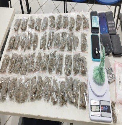 PM debela ponto de venda de drogas e prende suspeitos, no Agreste PM debela ponto de venda de drogas e prende suspeitos, no Agreste