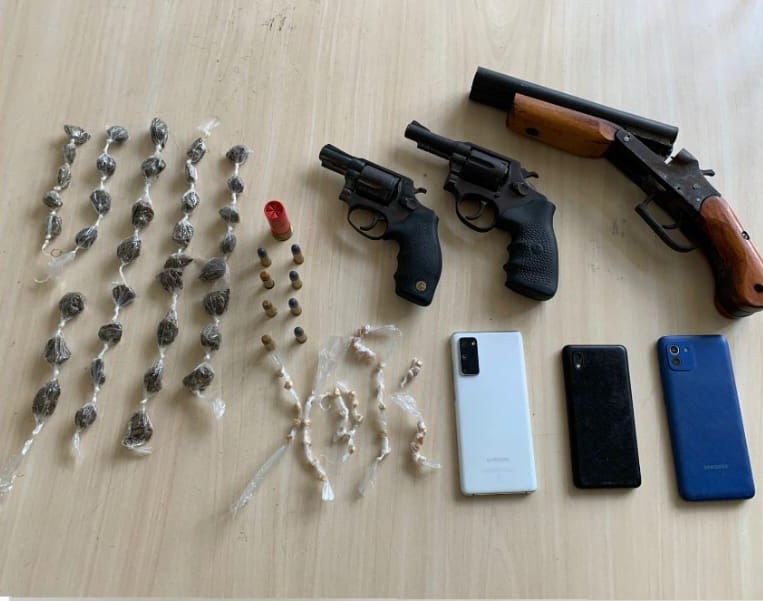 PM prende quadrilha suspeita de vários homicídios, que estava com armas e drogas PM prende quadrilha suspeita de vários homicídios, que estava com armas e drogas