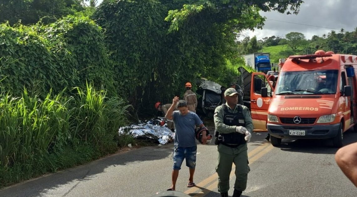 Tragédia: Oito mortes após colisão frontal entre Kombi e Caminhão Tragédia: Oito mortes após colisão frontal entre Kombi e Caminhão