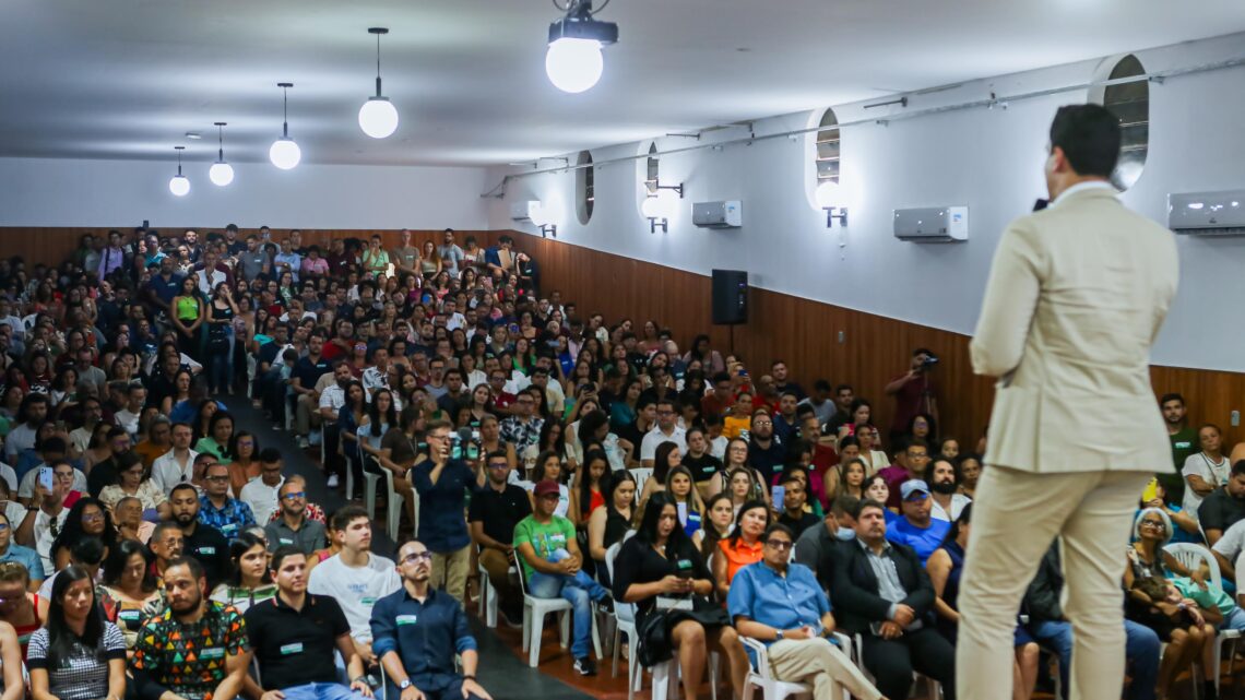 Prefeito Rodrigo Pinheiro dá posse a quase 500 novos servidores municipais aprovados em concurso público Prefeito Rodrigo Pinheiro dá posse a quase 500 novos servidores municipais aprovados em concurso público