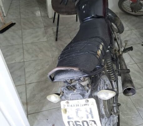 Motocicleta com adulteração é apreendida e condutor preso pela PM