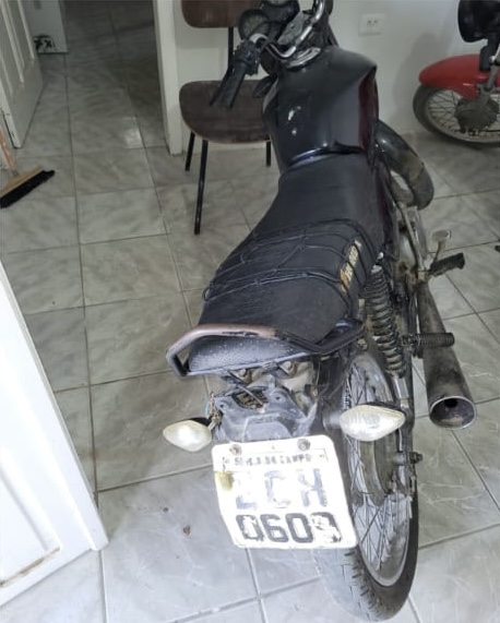 Motocicleta com adulteração é apreendida e condutor preso pela PM Motocicleta com adulteração é apreendida e condutor preso pela PM
