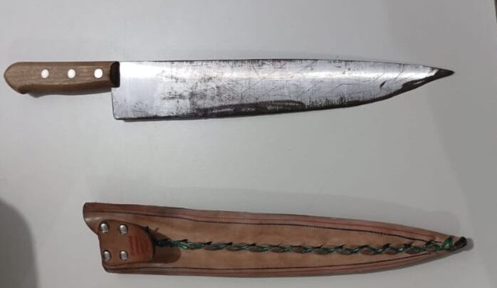 Homem com faca peixeira ameaça de morte a irmã e quebra vidro de casa que atinge a própria mãe
