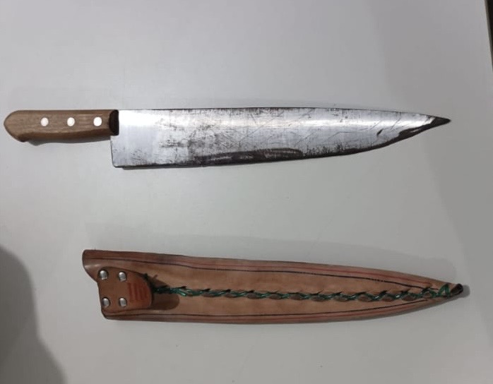 Homem com faca peixeira ameaça de morte a irmã e quebra vidro de casa que atinge a própria mãe Homem com faca peixeira ameaça de morte a irmã e quebra vidro de casa que atinge a própria mãe