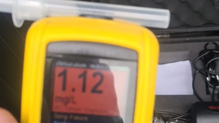 Caminhoneiro é flagrado no bafômetro com índice três vezes maior do considerado crime