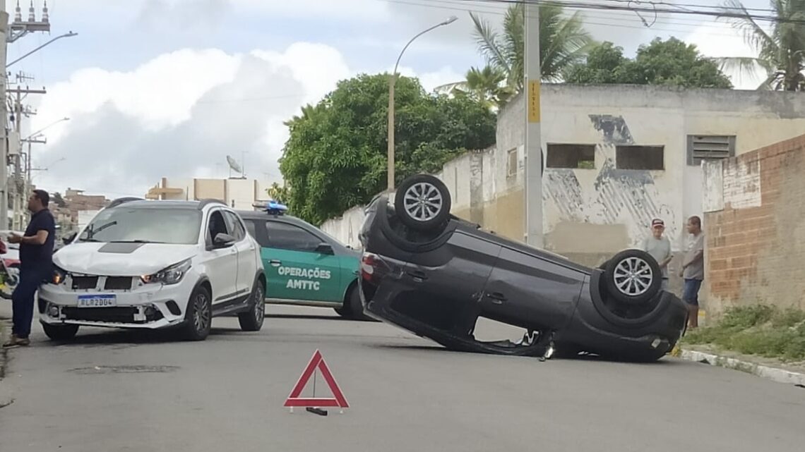 Carro capota após colisão em Caruaru Carro capota após colisão em Caruaru