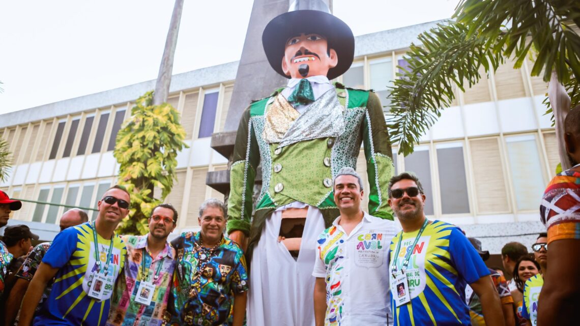 Prefeito Rodrigo Pinheiro recebeu Homem da Meia Noite na primeira visita do Calunga ao Pré-Carnaval Multicultural de Caruaru