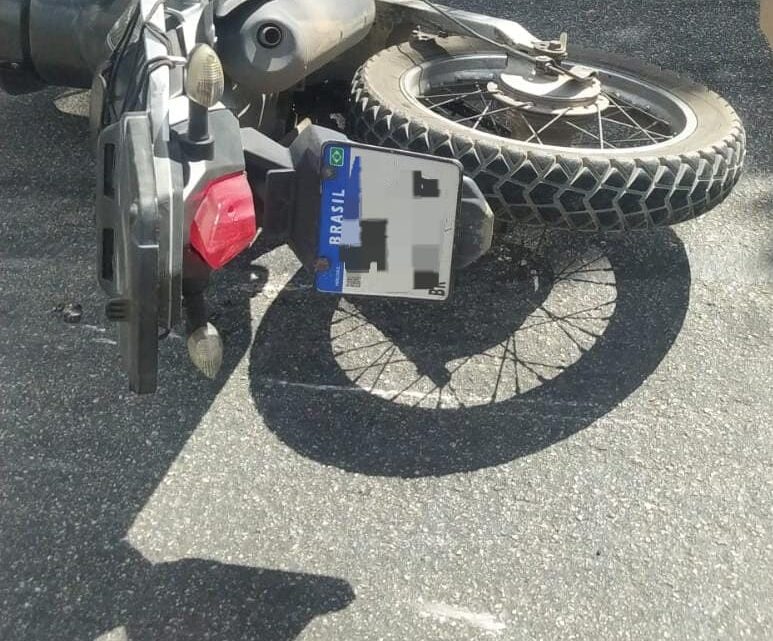 Passageira morre, após moto entrar em corredor, cair e ser atropelada por carreta