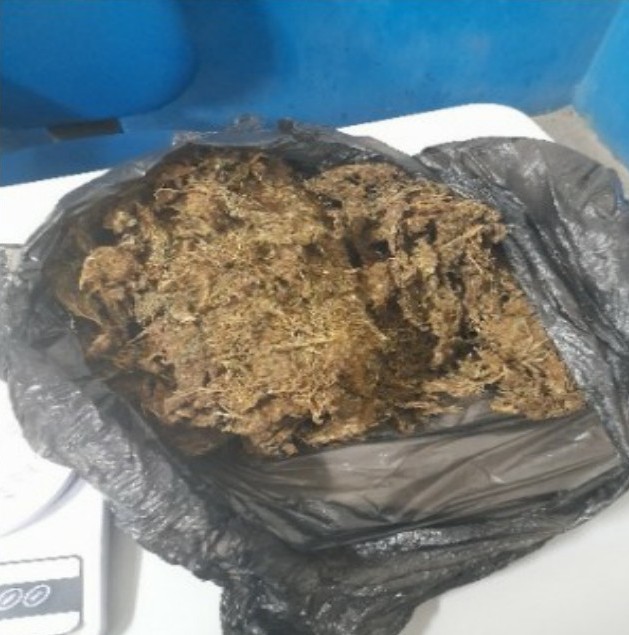 PMs apreendem drogas escondidas em barraco PMs apreendem drogas escondidas em barraco