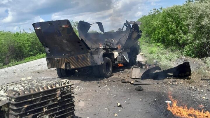 Bandidos explodem carro-forte na BR 232
