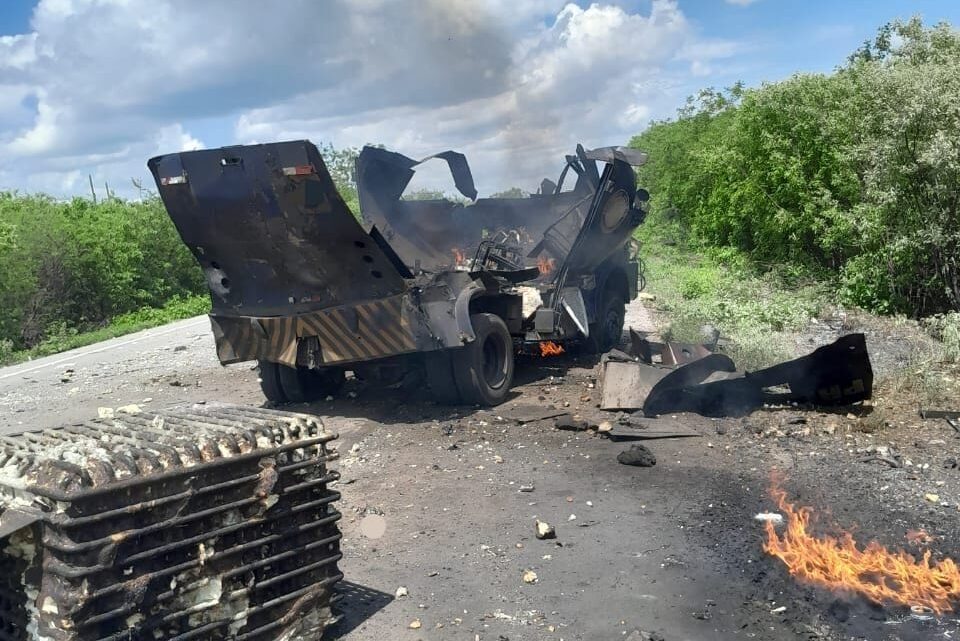 Bandidos explodem carro-forte na BR 232 Bandidos explodem carro-forte na BR 232