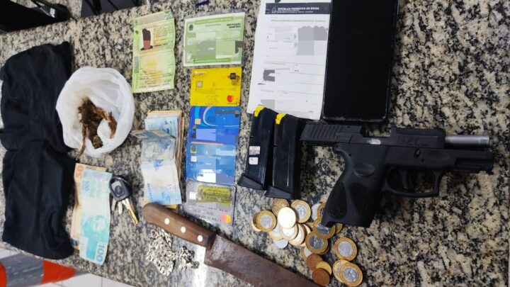 PRF detém homem com pistola e dinheiro falso