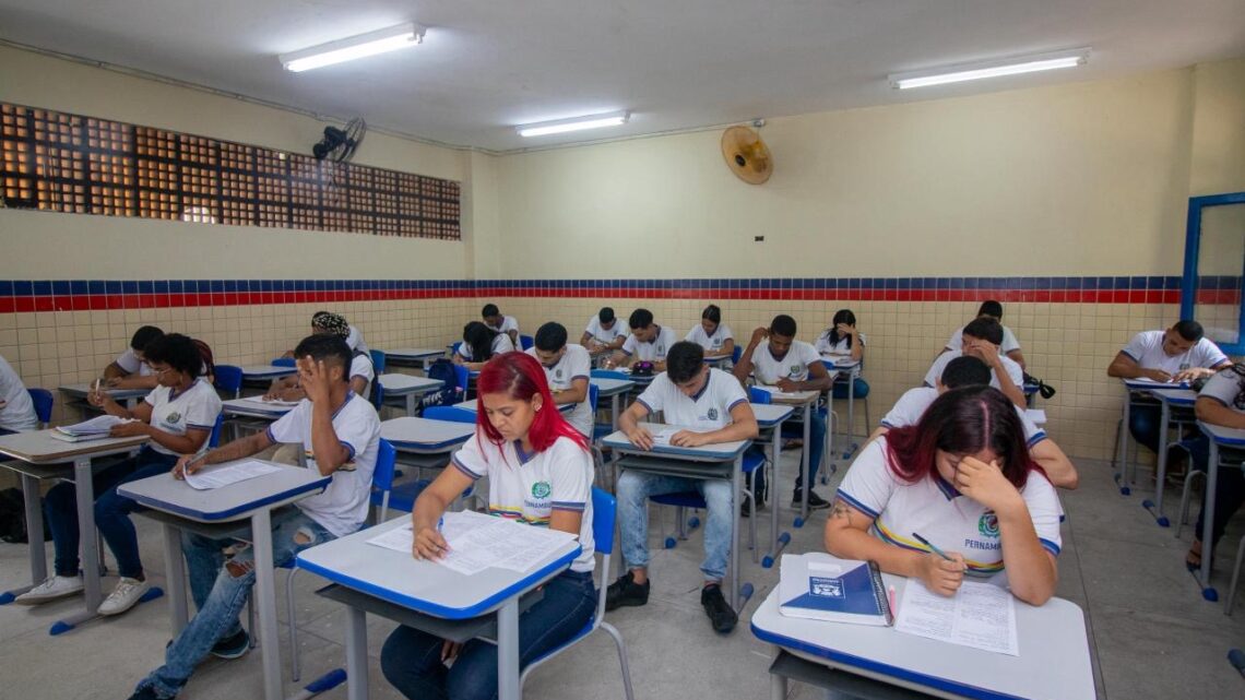 Aulas da Rede Estadual de Pernambuco começam nesta segunda (05) para cerca de 460 mil estudantes