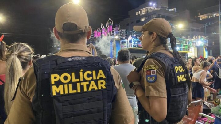 Mulher é presa após tirar blusa e disparar leite materno contra PMs 