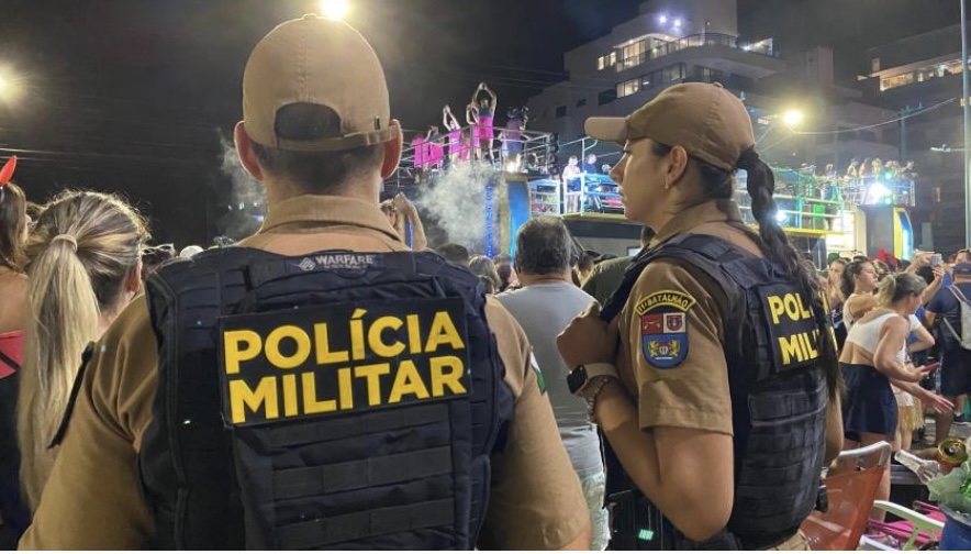 Mulher é presa após tirar blusa e disparar leite materno contra PMs Mulher é presa após tirar blusa e disparar leite materno contra PMs