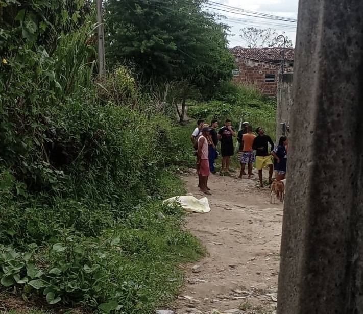 Jovem é assassinado, e homem é esfaqueado em Caruaru Jovem é assassinado, e homem é esfaqueado em Caruaru