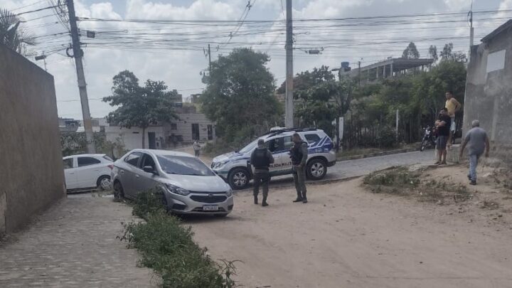 Homem é assassinado dentro de carro em Caruaru