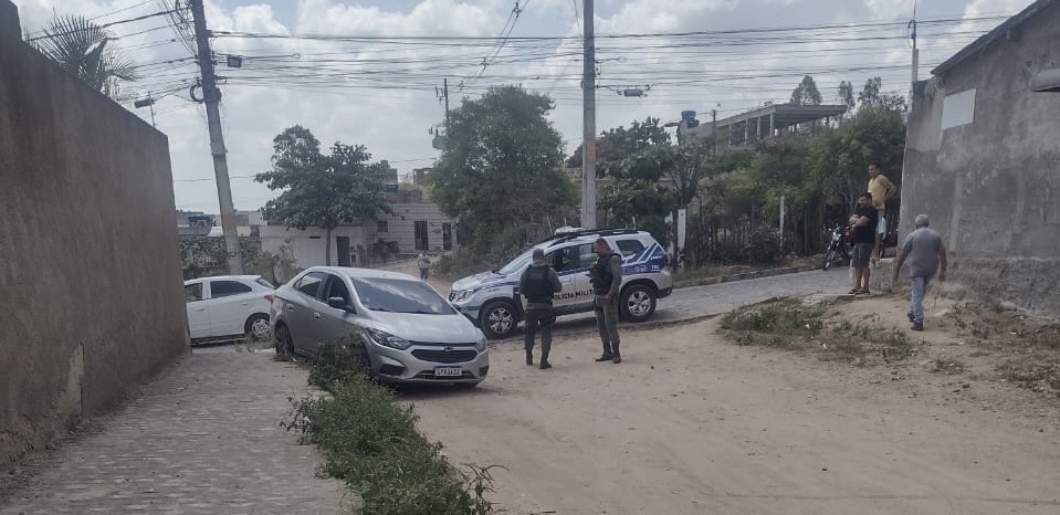Homem é assassinado dentro de carro em Caruaru