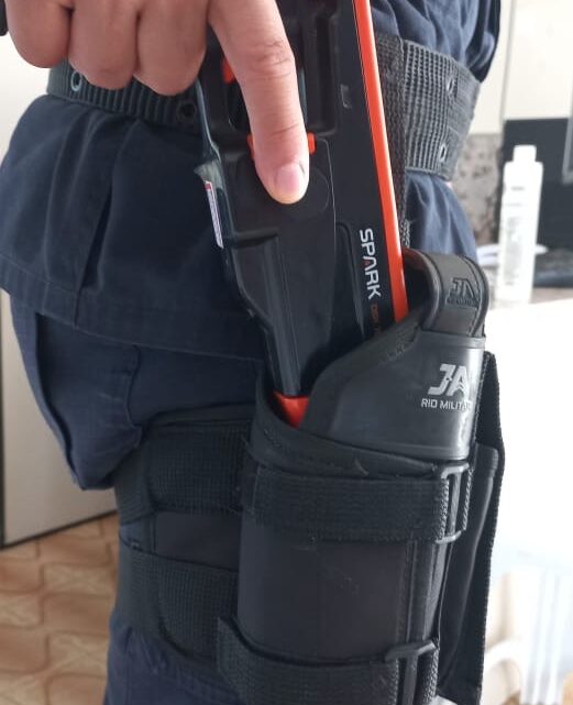 Guarda Municipal usa dispositivo elétrico incapacidade (Spark) para imobilizar suspeito com faca