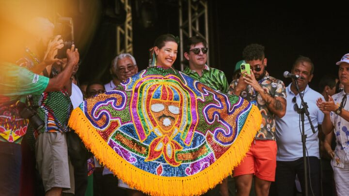 Governadora Raquel Lyra acompanha cortejo das nações de maracatu rural em Nazaré da Mata