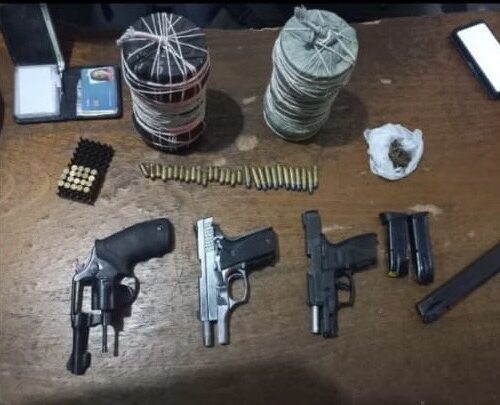 PM prende quatro homens e duas mulheres com armas e explosivos em residência