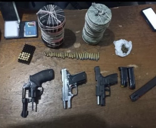 PM prende quatro homens e duas mulheres com armas e explosivos em residência
