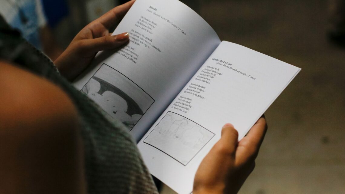 Bônus Livro: Governo-PE regulamenta pagamento de R$ 1 mil por ano para professores da Rede Estadual