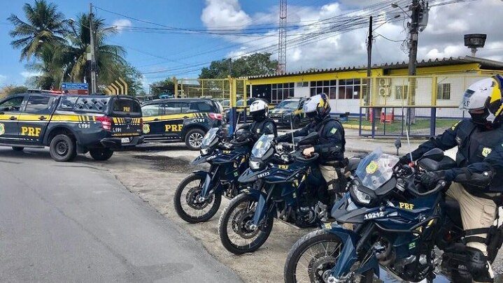 Homem arremessa pedras em ônibus e é contido pela PRF