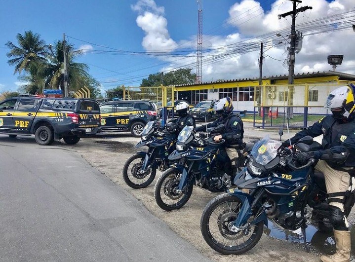 Homem arremessa pedras em ônibus e é contido pela PRF