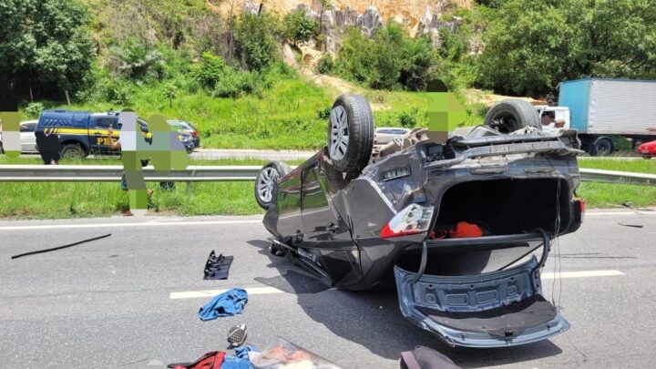 Após fuga, carro roubado capota e PRF apreende mais de R$20 mil