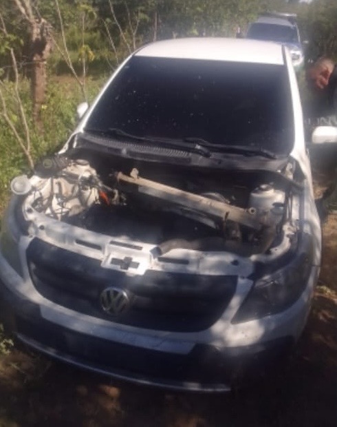 PM encontra carro “depenado” e devolve ao proprietário
