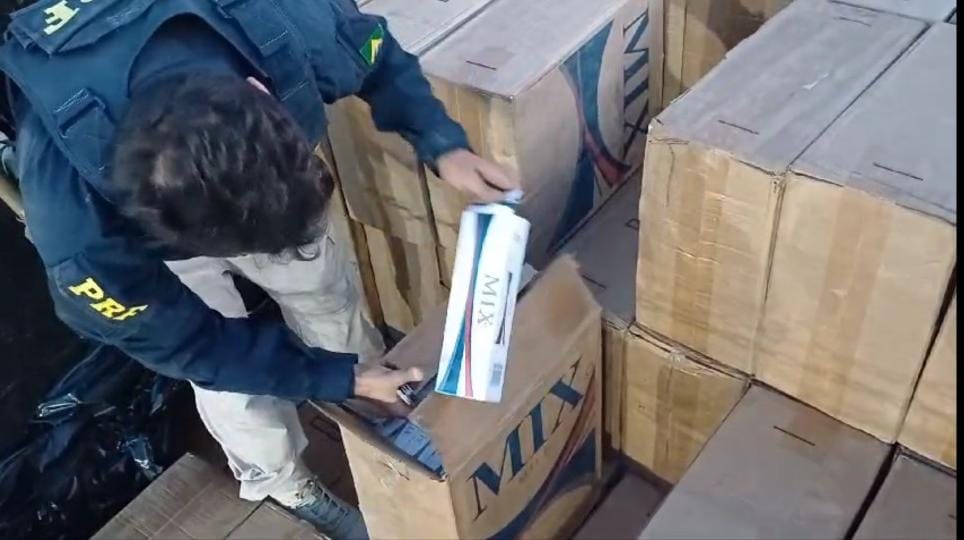 Mais de 200 mil maços de cigarro paraguaio são apreendidos e motorista disse que não saiba qual era a carga Mais de 200 mil maços de cigarro paraguaio são apreendidos e motorista disse que não saiba qual era a carga