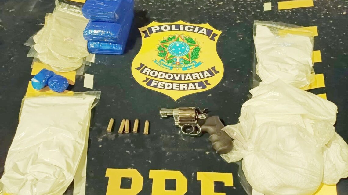 PRF apreende cocaína, arma e material para refino da droga que estavam em veículo roubado