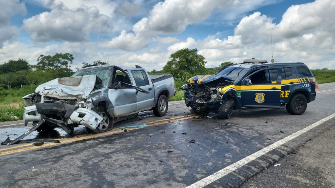 Motoristas feridos após colisão frontal entre viatura da PRF e caminhonete na BR 232