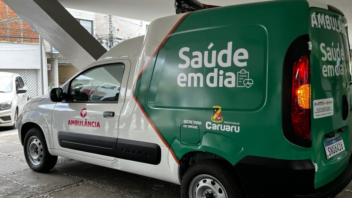 Prefeito Rodrigo Pinheiro entrega ambulância para a Secretaria de Saúde de Caruaru