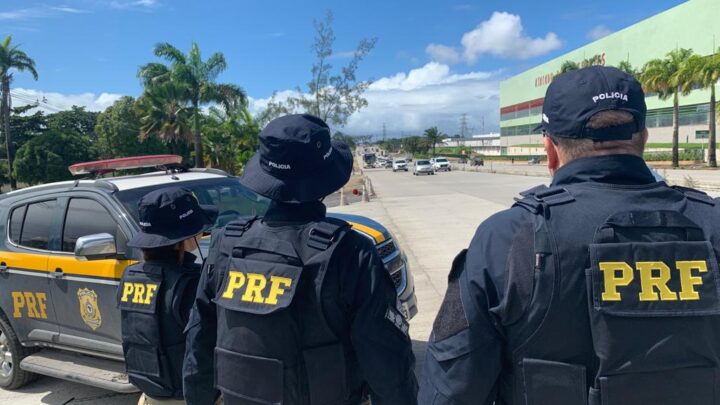 Criança vítima de afogamento recebe auxílio da PRF para chegar a hospital