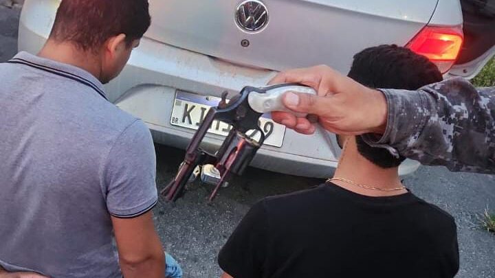 Indivíduos são presos em flagrante em posse de arma de fogo, através de informações repassadas ao Disque Denúncia