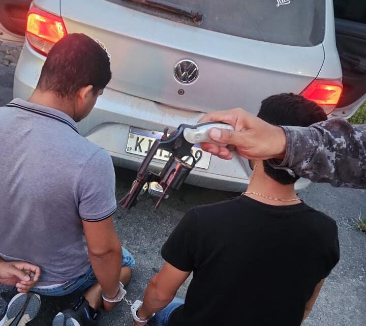 Indivíduos são presos em flagrante em posse de arma de fogo, através de informações repassadas ao Disque Denúncia Indivíduos são presos em flagrante em posse de arma de fogo, através de informações repassadas ao Disque Denúncia